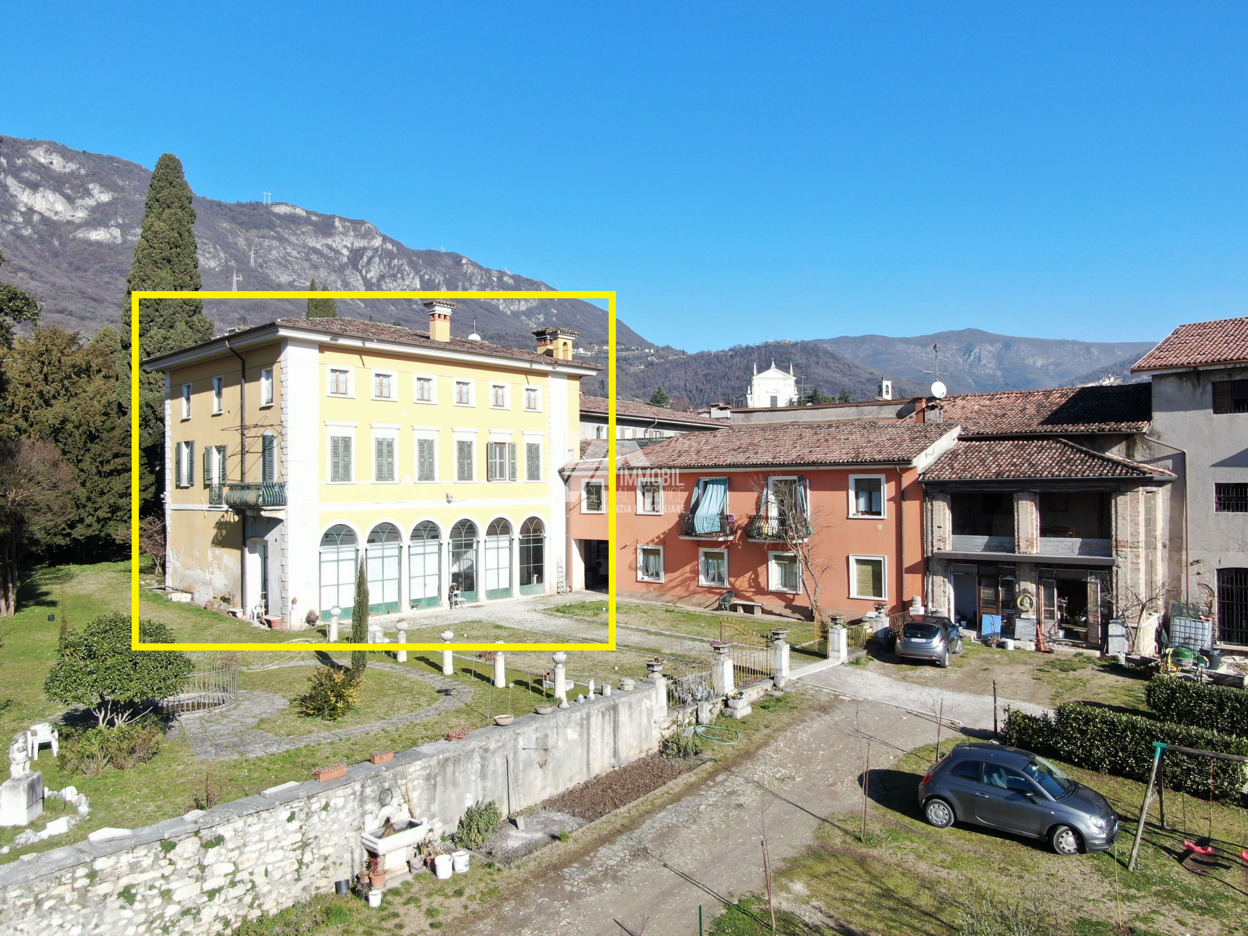 Stabile/Palazzo con giardino in via carini 25, Botticino