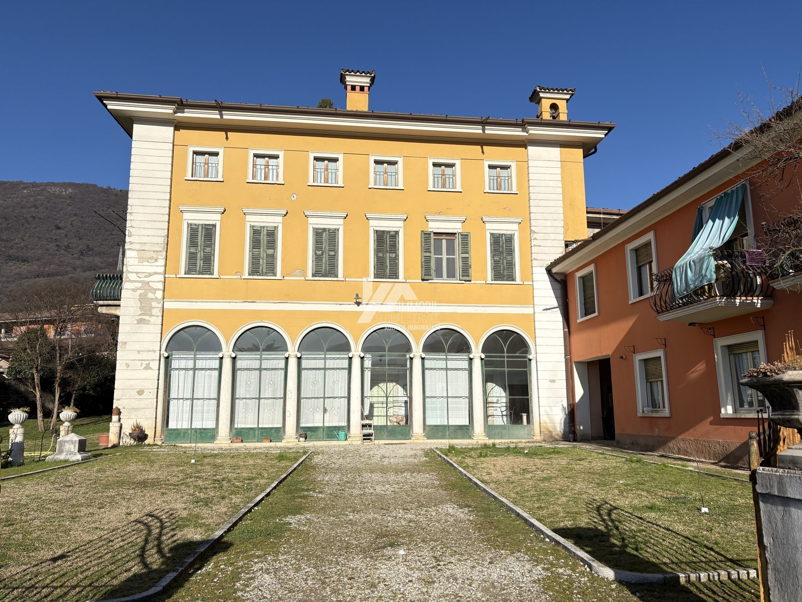 Stabile/Palazzo con giardino in via carini 25, Botticino