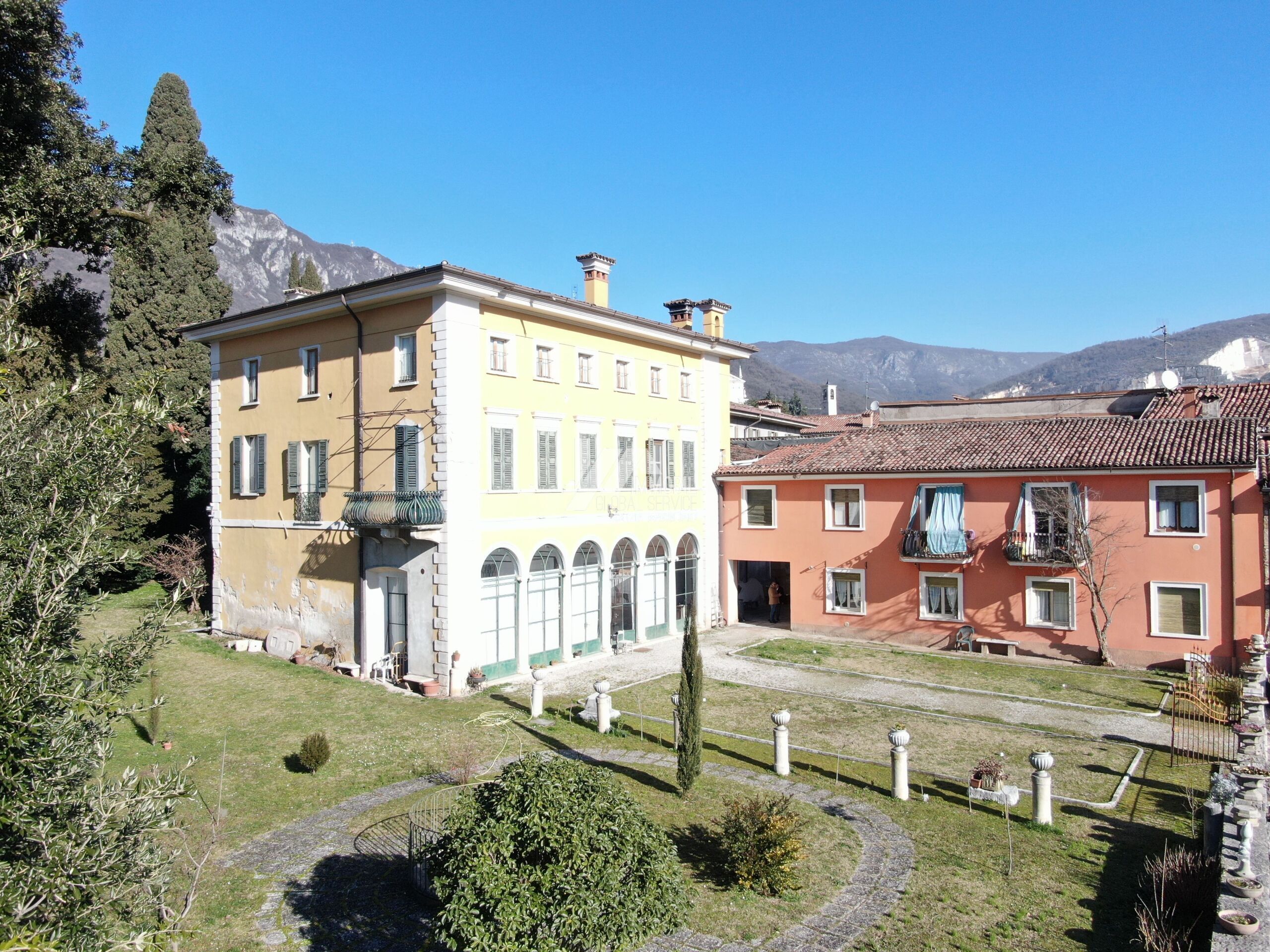 Stabile/Palazzo con giardino in via carini 25, Botticino