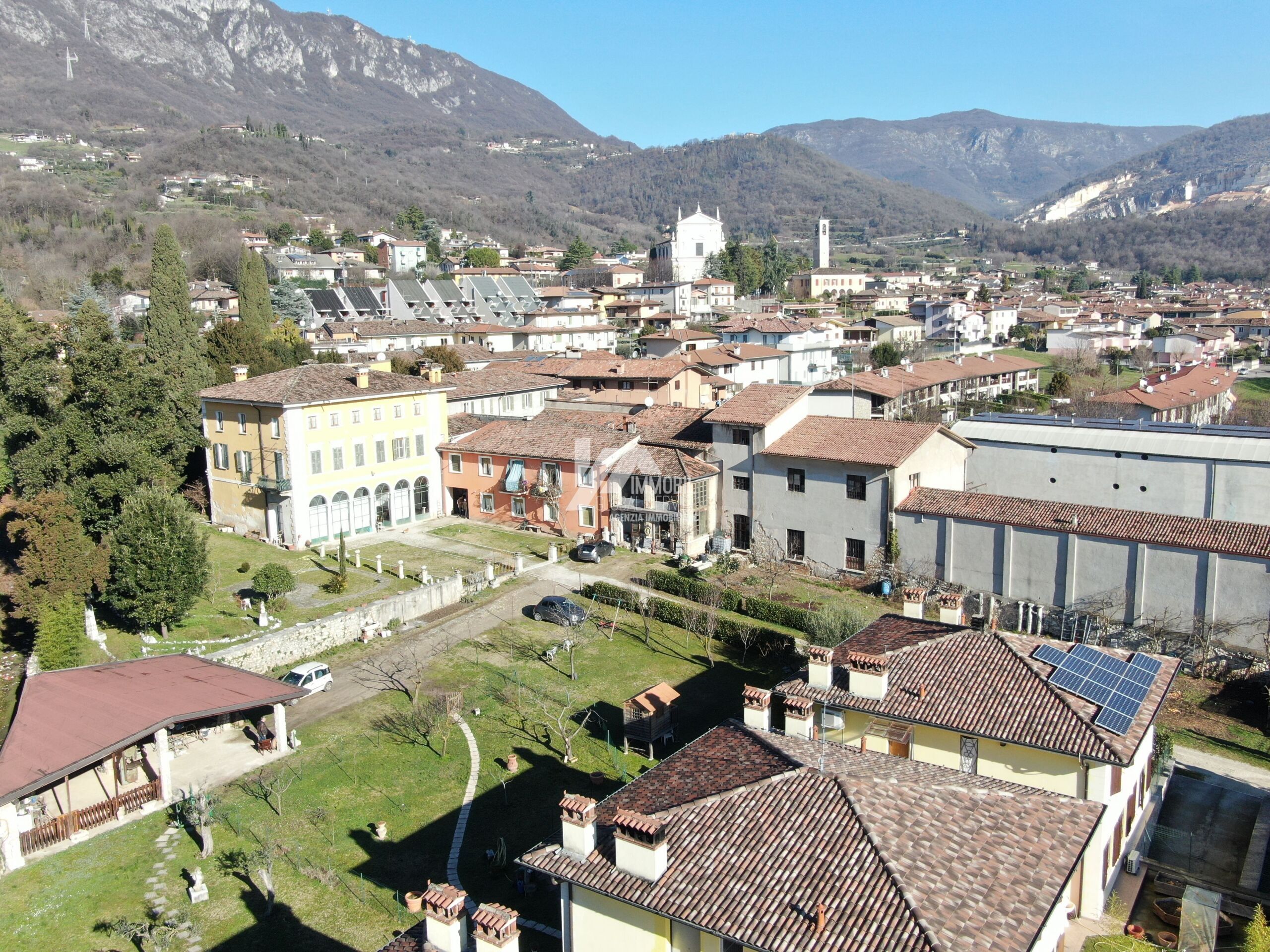 Stabile/Palazzo con giardino in via carini 25, Botticino