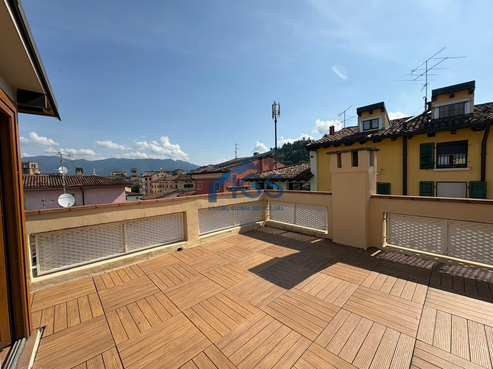 Monolocale con terrazzo in vicolo rossovera, Brescia