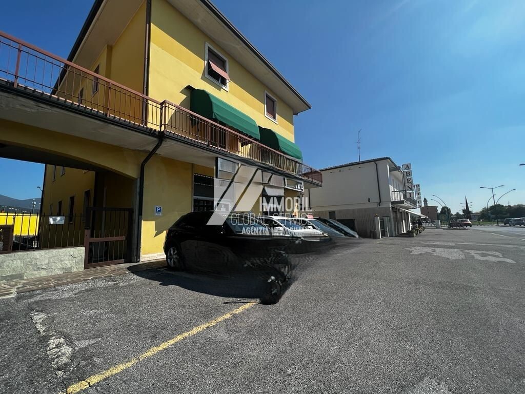 Locale commerciale in vendita in via europa, Concesio