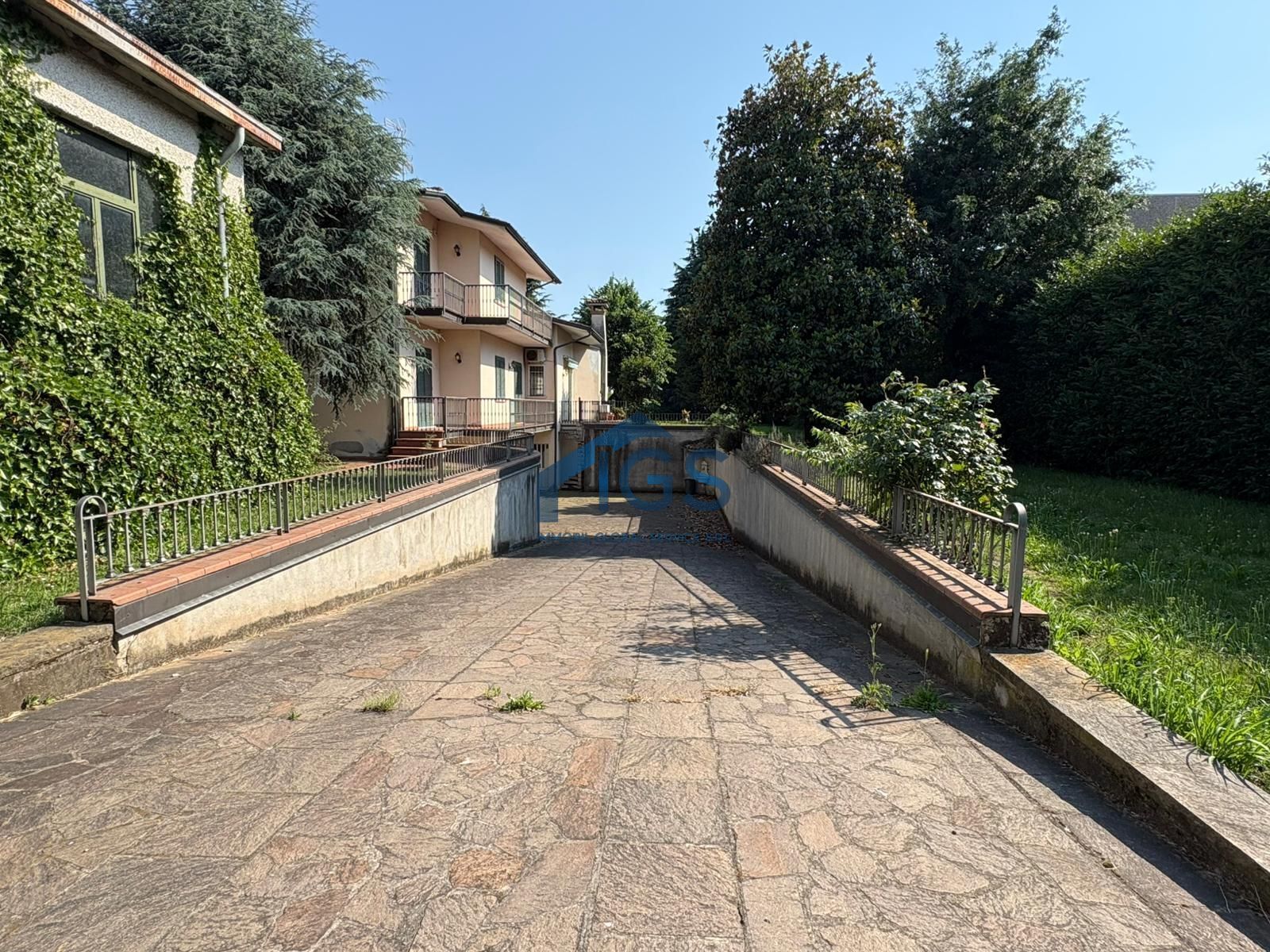 Villa con giardino in via santa giulia 3, Travagliato