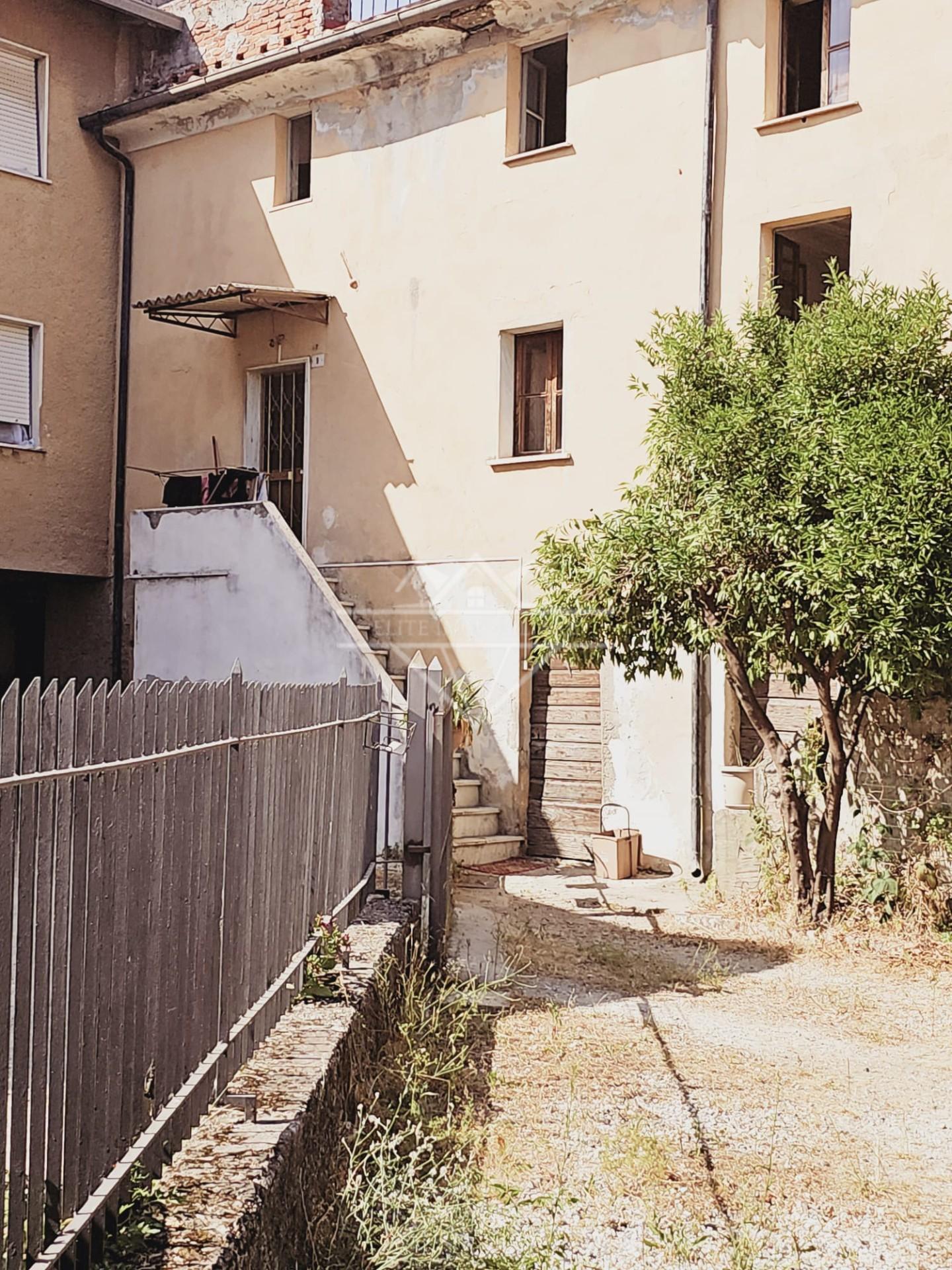 Casa indipendente con giardino a Massa