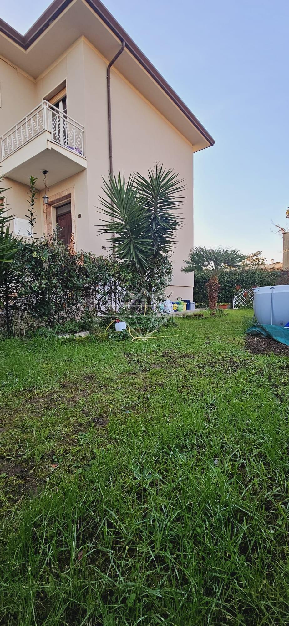 Casa indipendente con giardino a Carrara