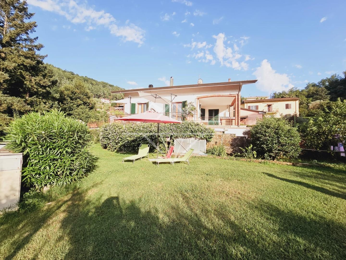 Casa indipendente con giardino a Carrara