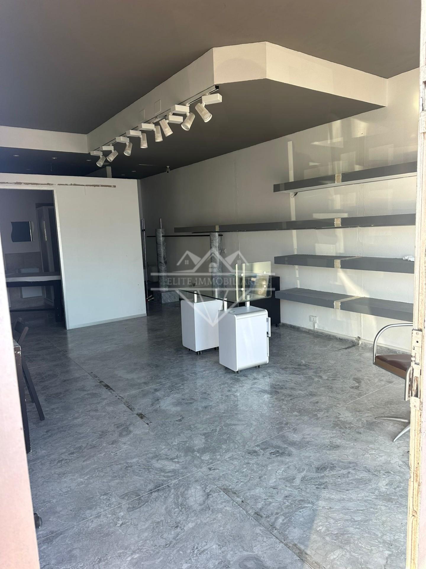 Locale commerciale in affitto, Carrara marina di