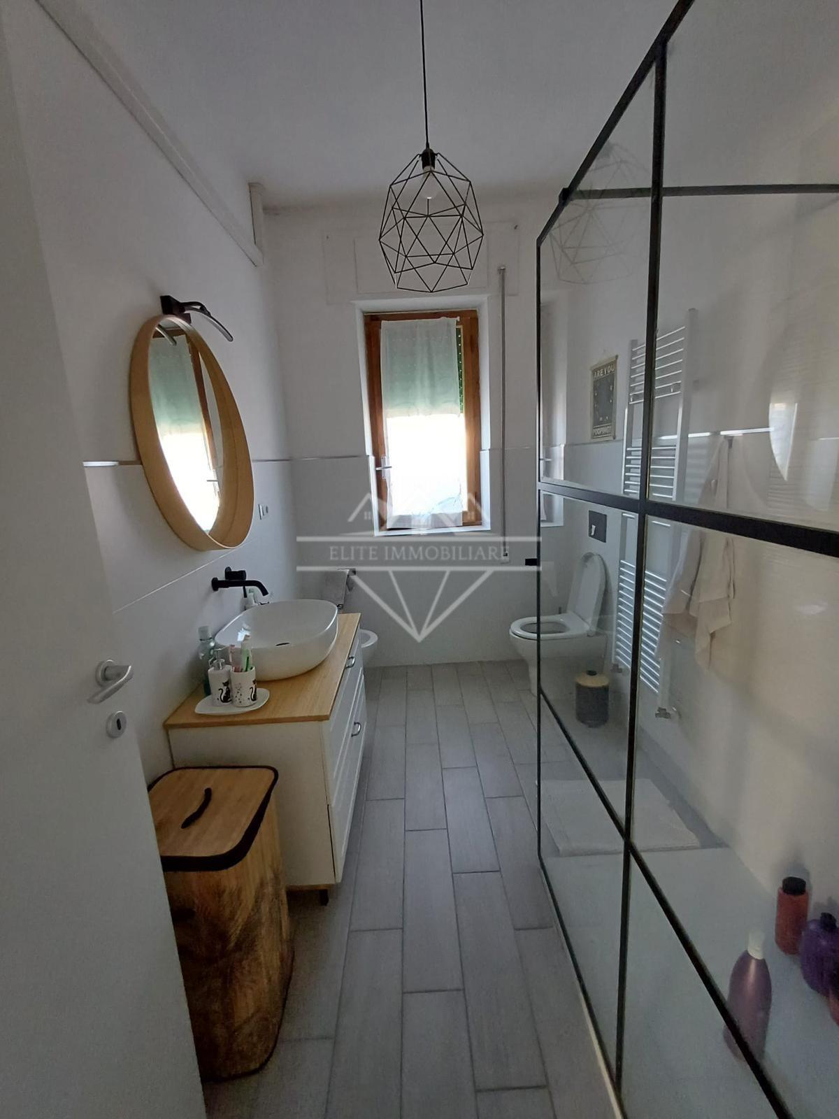 Casa indipendente con terrazzo, Carrara zona stadio