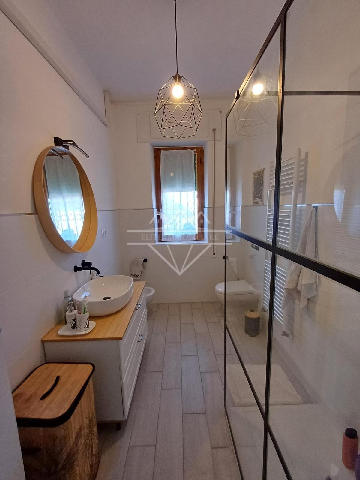 Casa indipendente con terrazzo, Carrara zona stadio