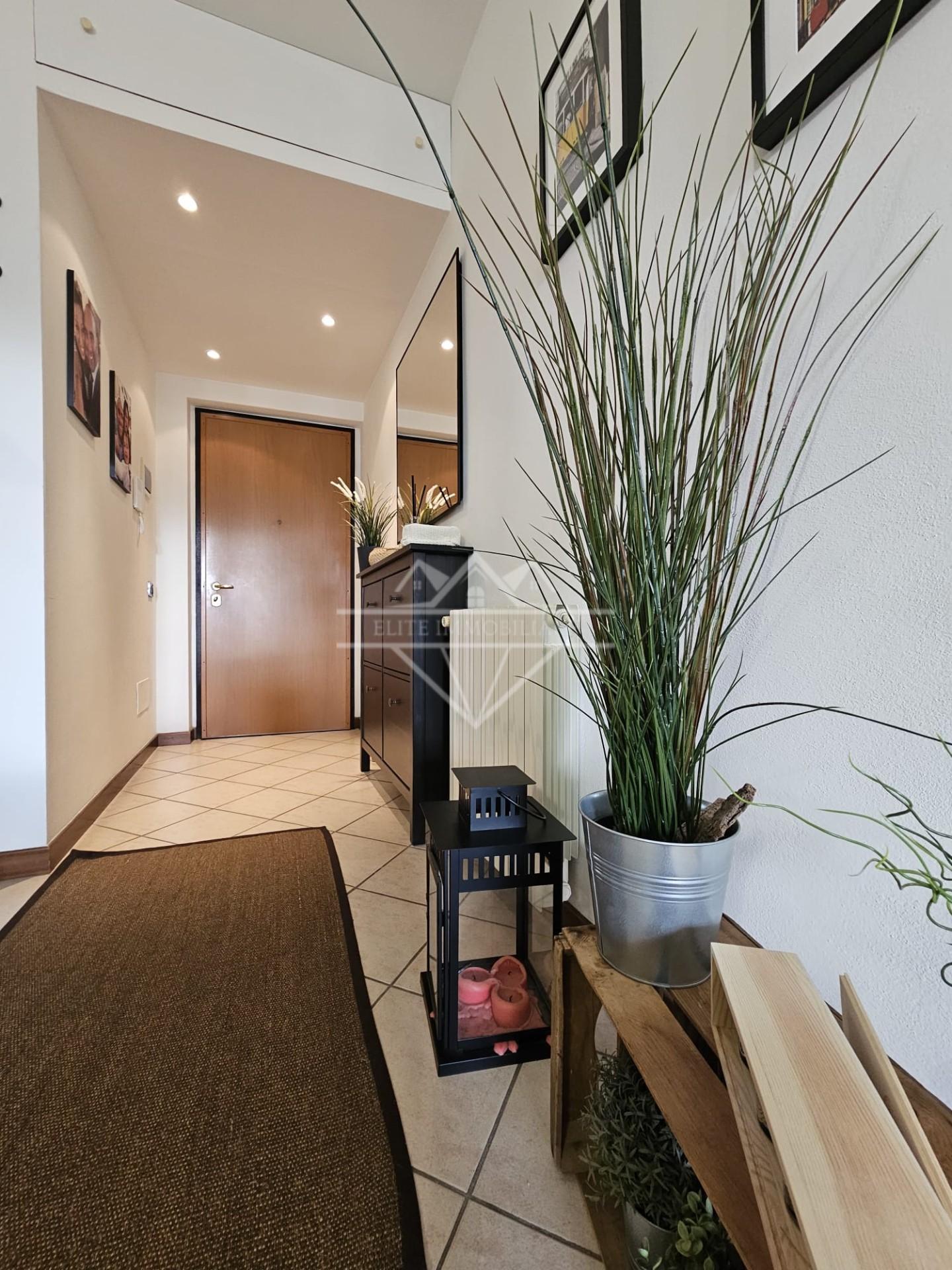 Appartamento con terrazzo, Carrara avenza