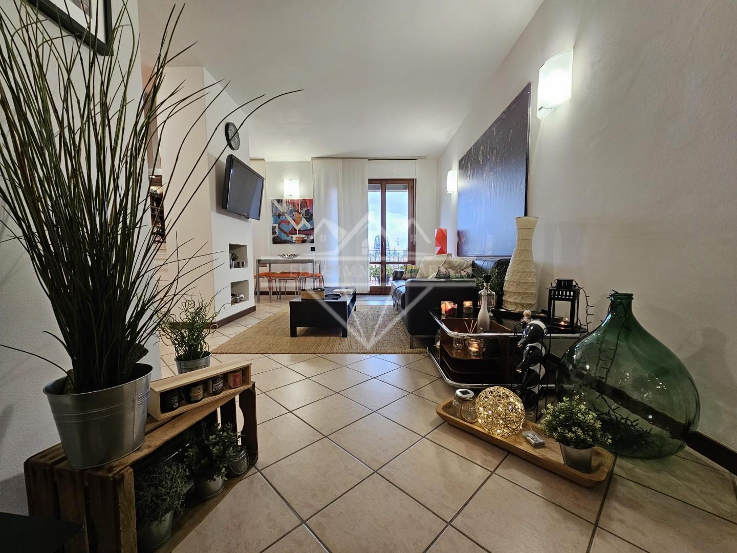 Appartamento con terrazzo, Carrara avenza