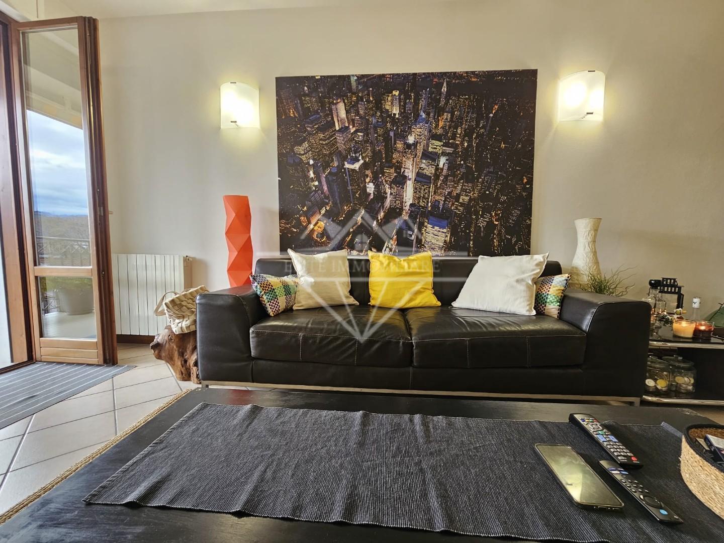 Appartamento con terrazzo, Carrara avenza