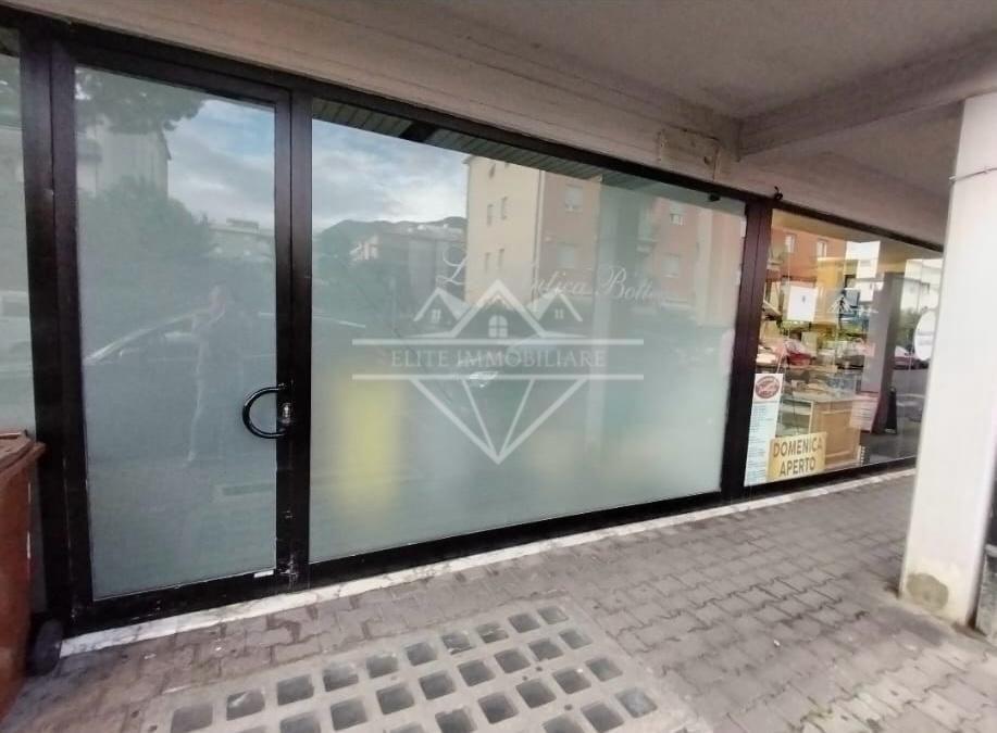 Locale commerciale in affitto a Massa