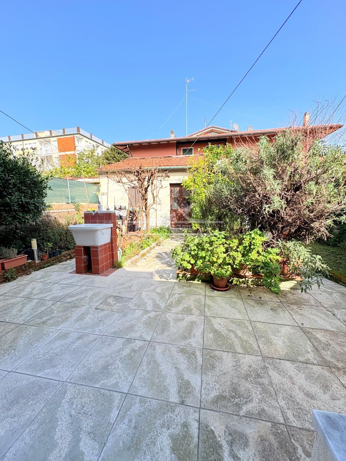 Casa indipendente con giardino, Carrara marina di