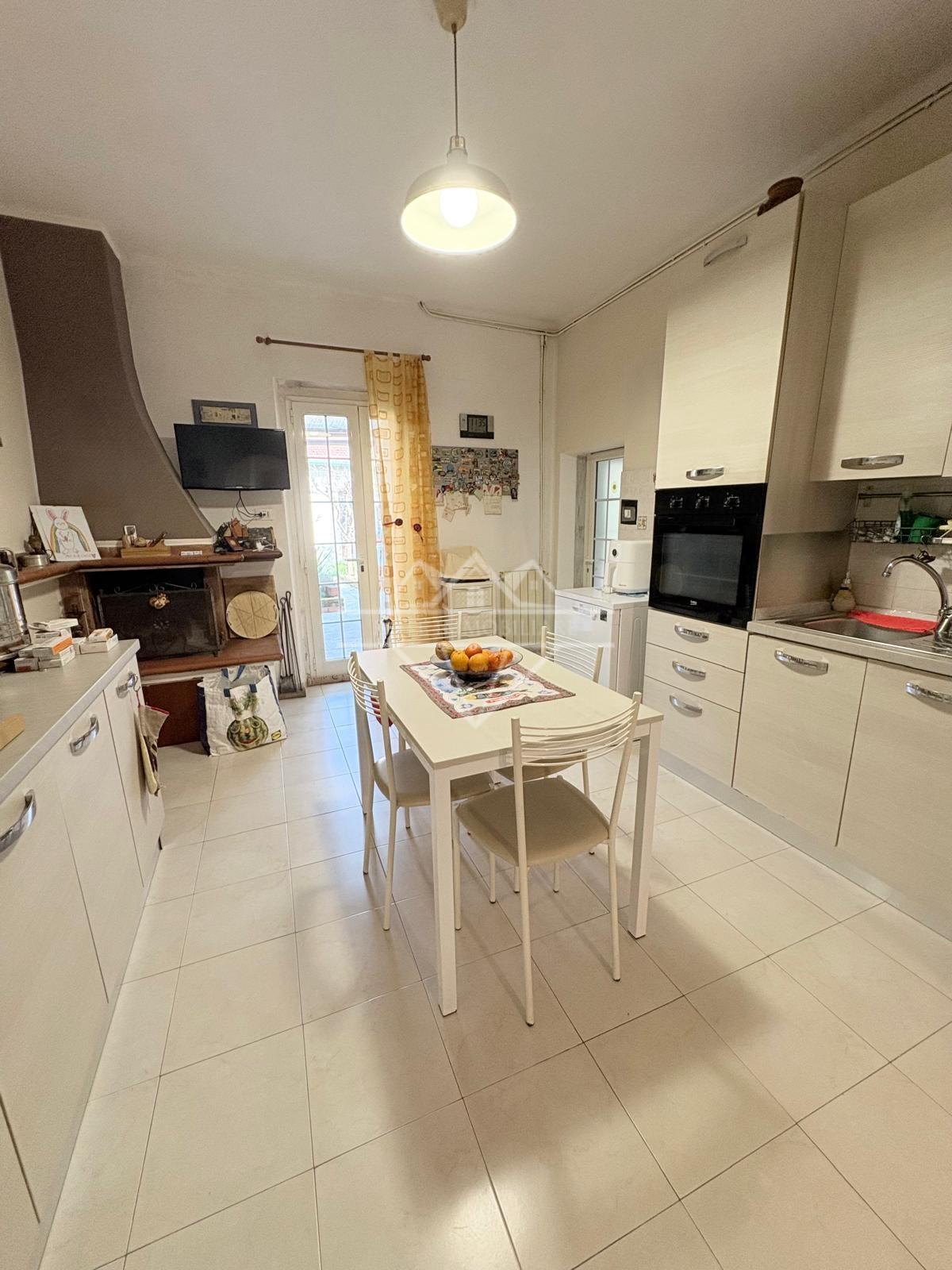 Casa indipendente con giardino, Carrara marina di