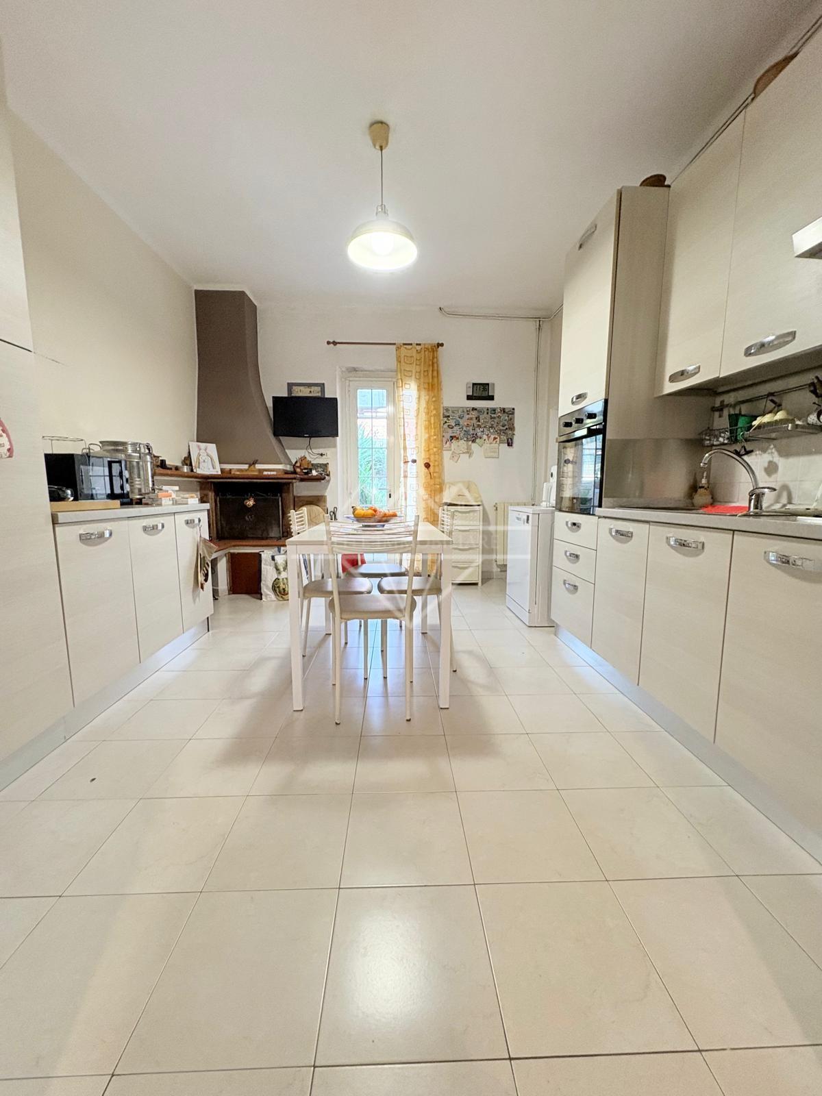 Casa indipendente con giardino, Carrara marina di