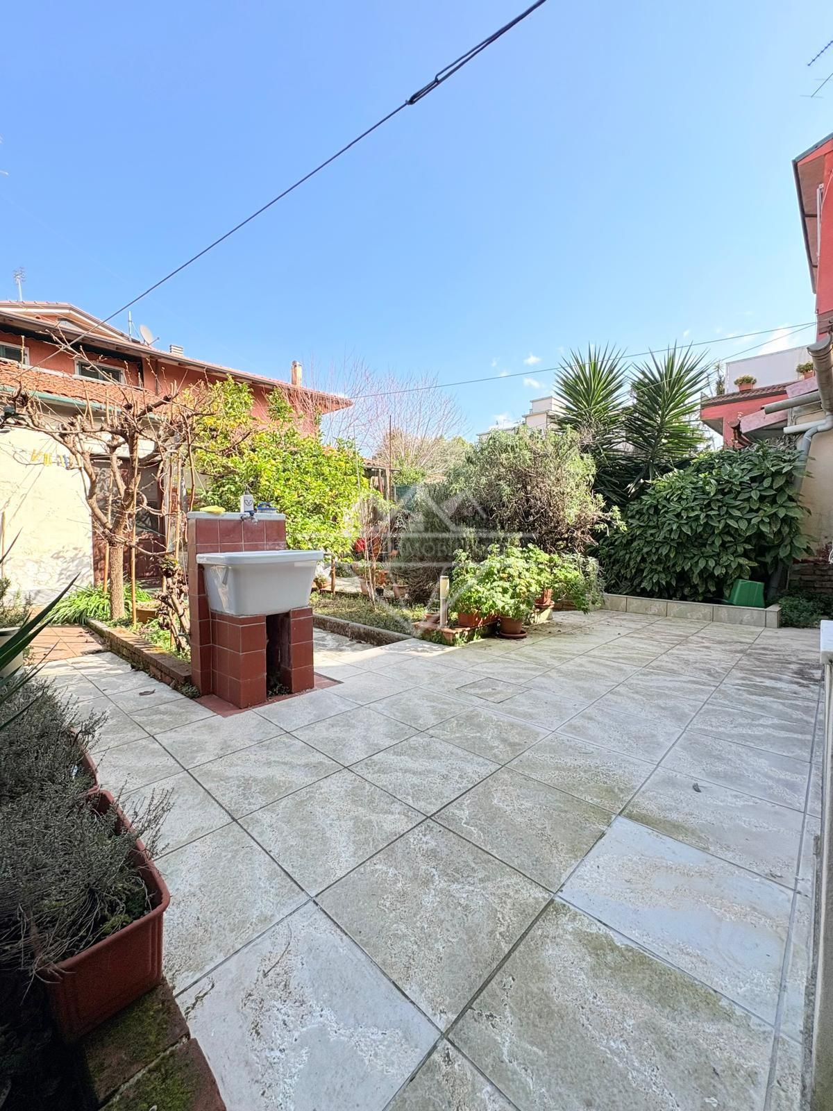 Casa indipendente con giardino, Carrara marina di