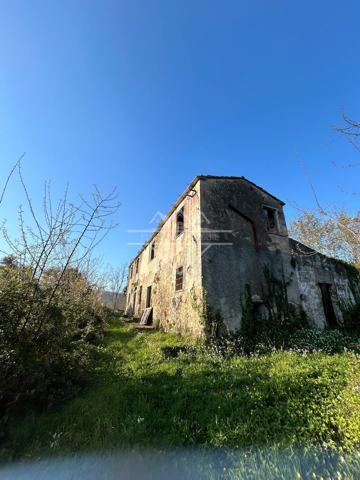 Rustico con giardino a Carrara