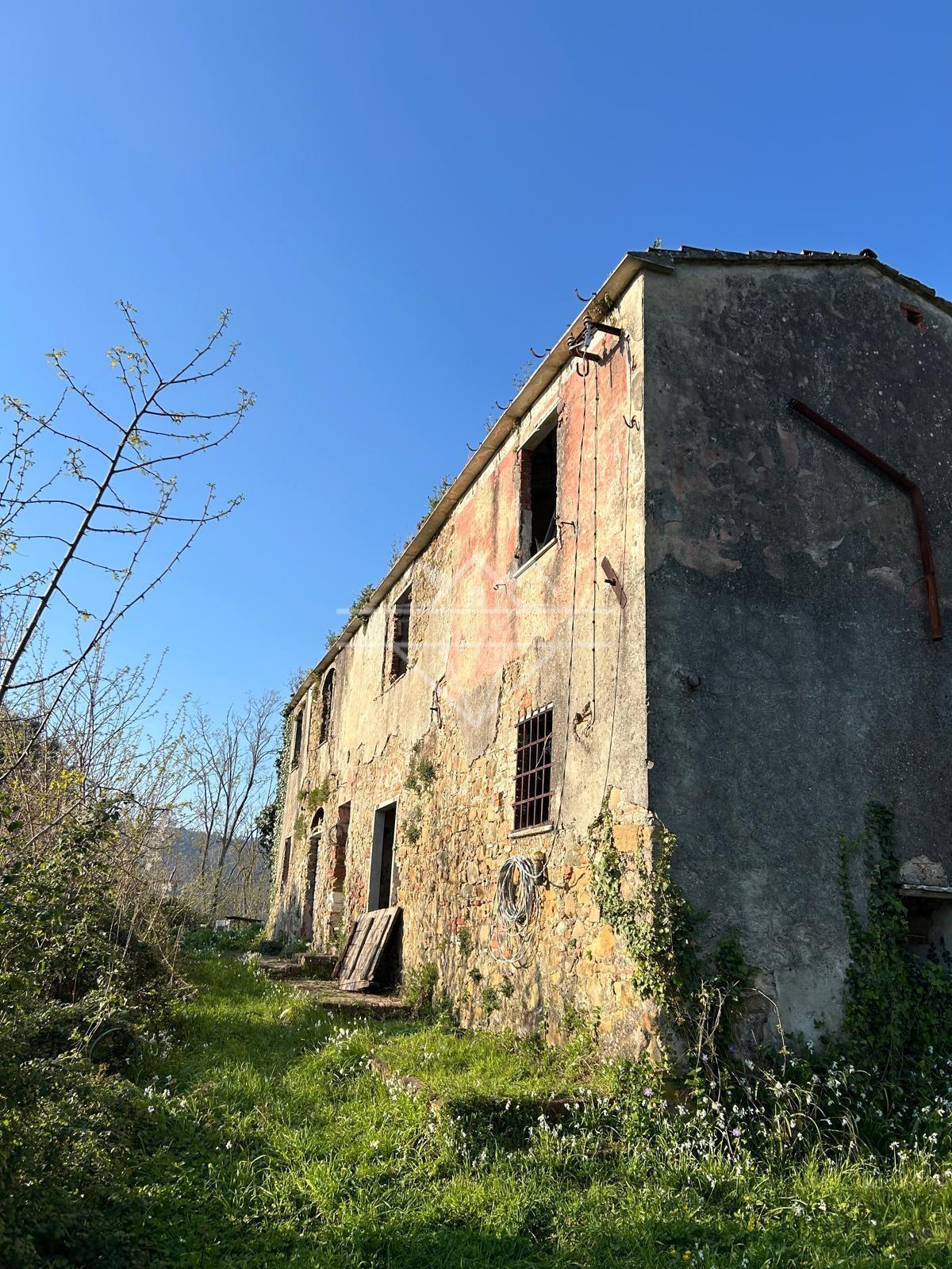 Rustico con giardino a Carrara