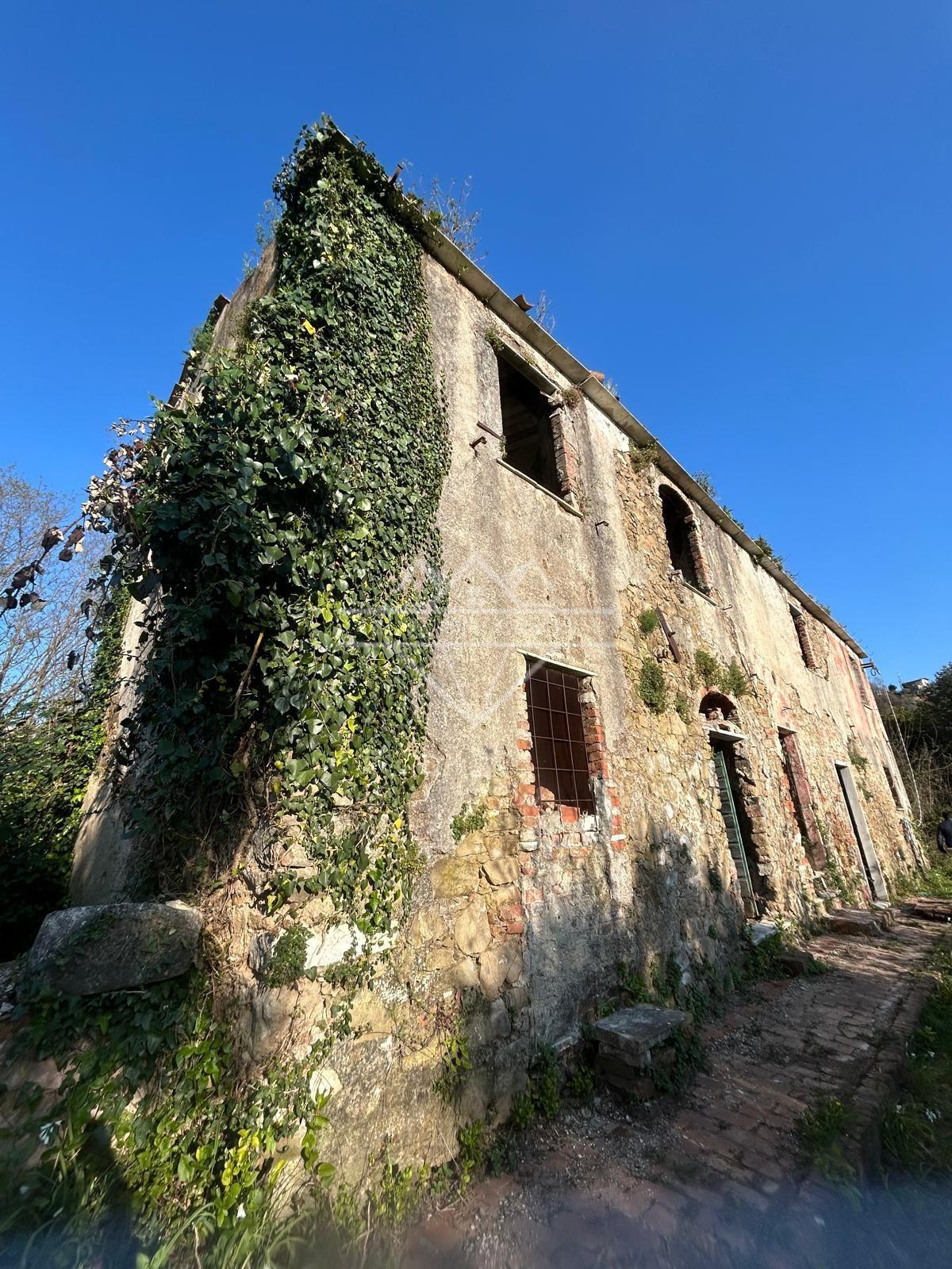 Rustico con giardino a Carrara