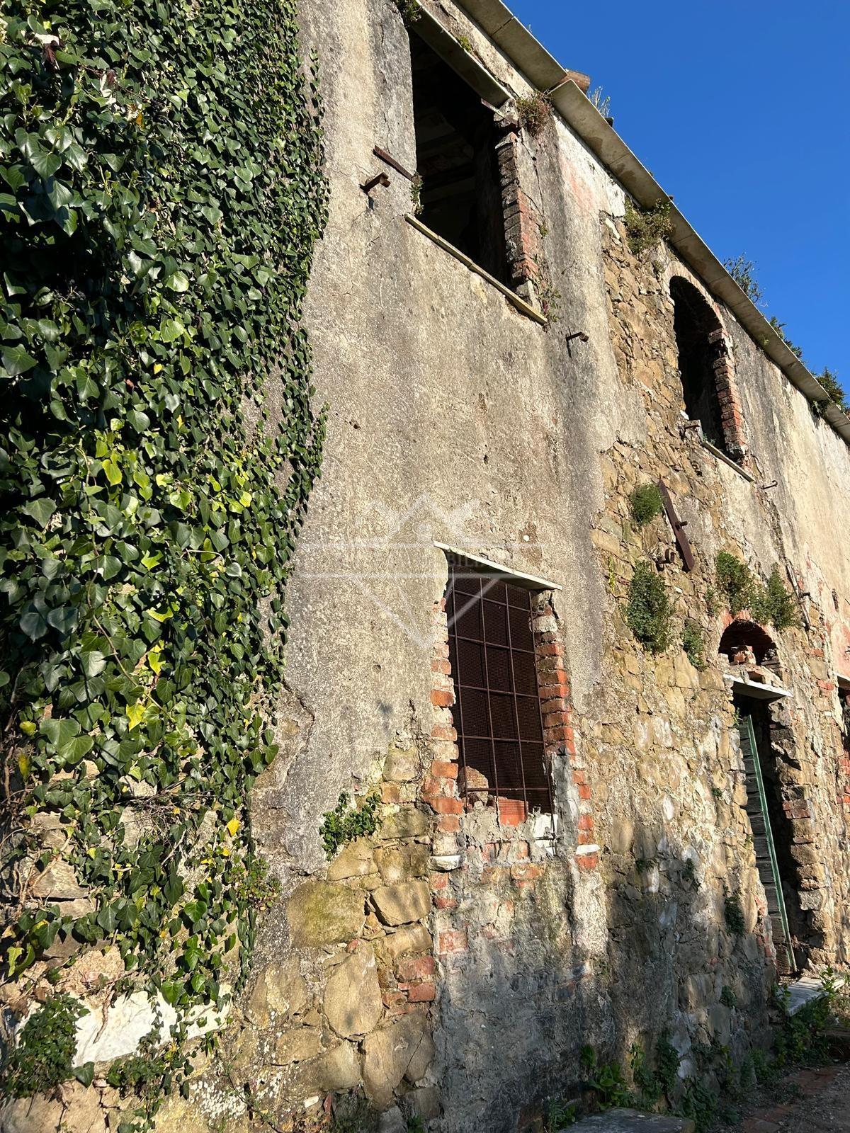 Rustico con giardino a Carrara