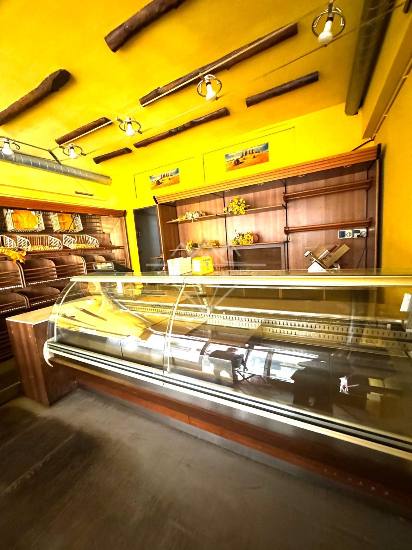 Attivit� commerciale in affitto/gestione, Carrara avenza