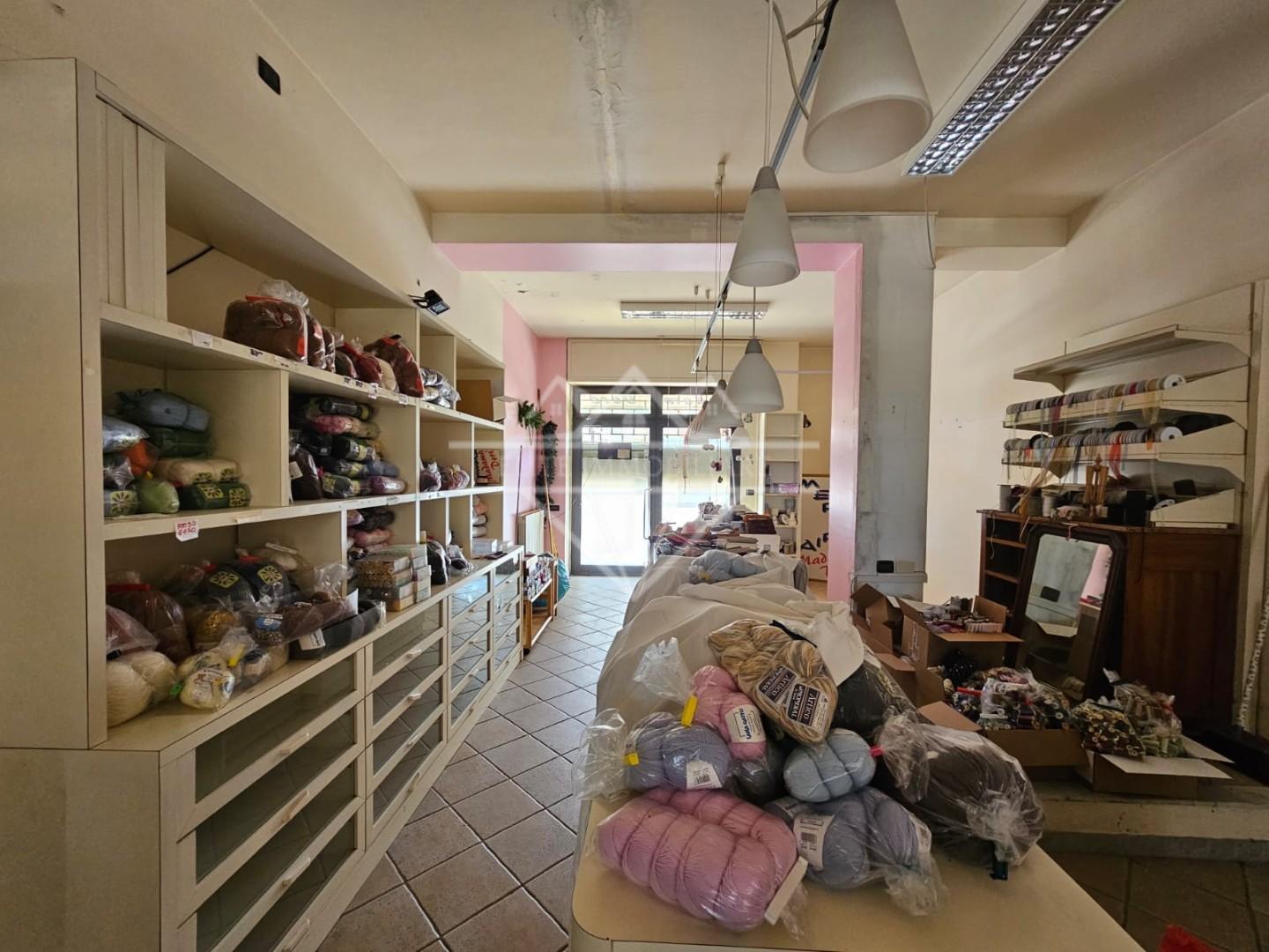 Locale commerciale in vendita, Massa marina di