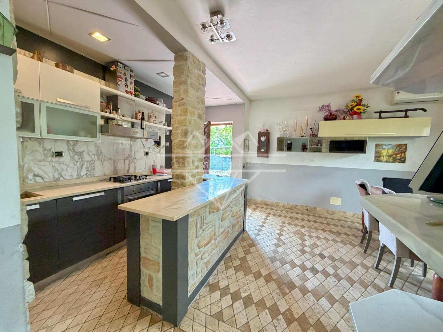 Villa Quadrifamiliari con giardino a Ortonovo