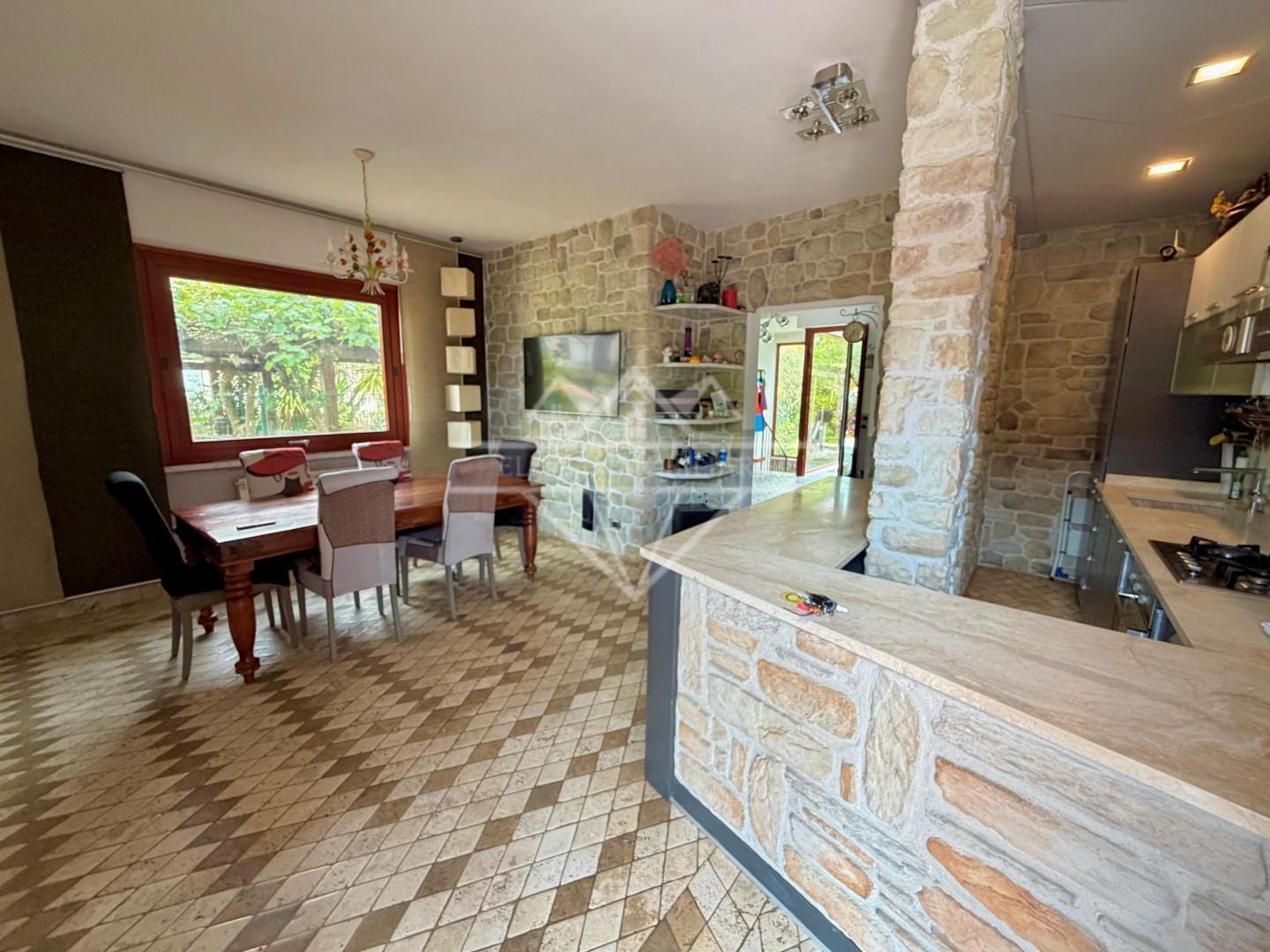 Villa Quadrifamiliari con giardino a Ortonovo