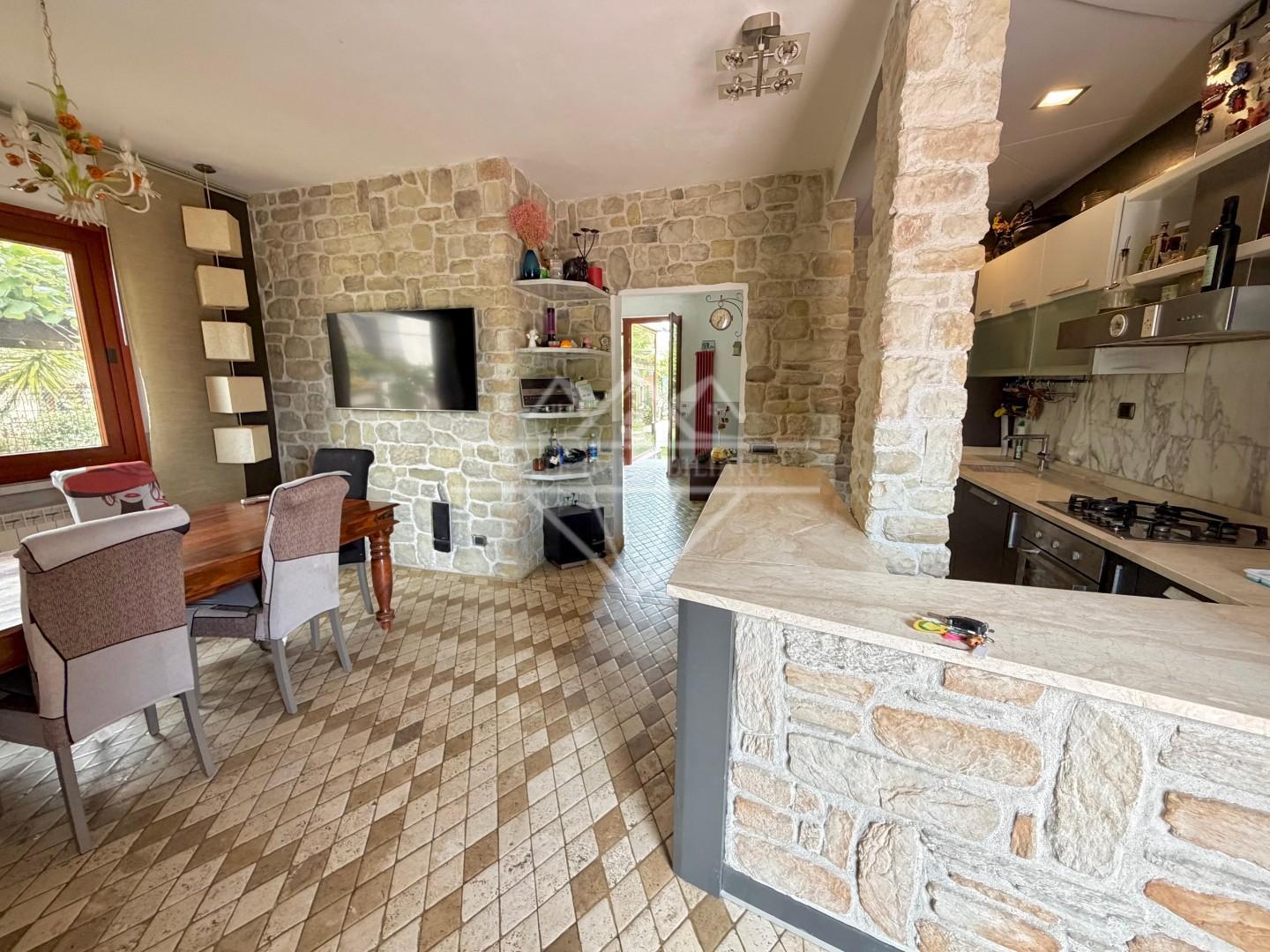 Villa Quadrifamiliari con giardino a Ortonovo