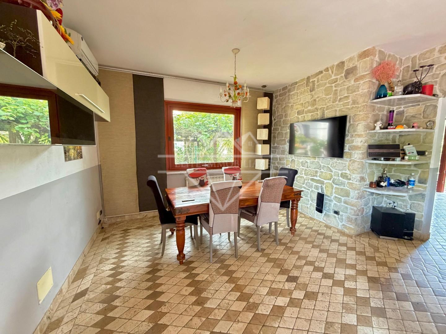 Villa Quadrifamiliari con giardino a Ortonovo