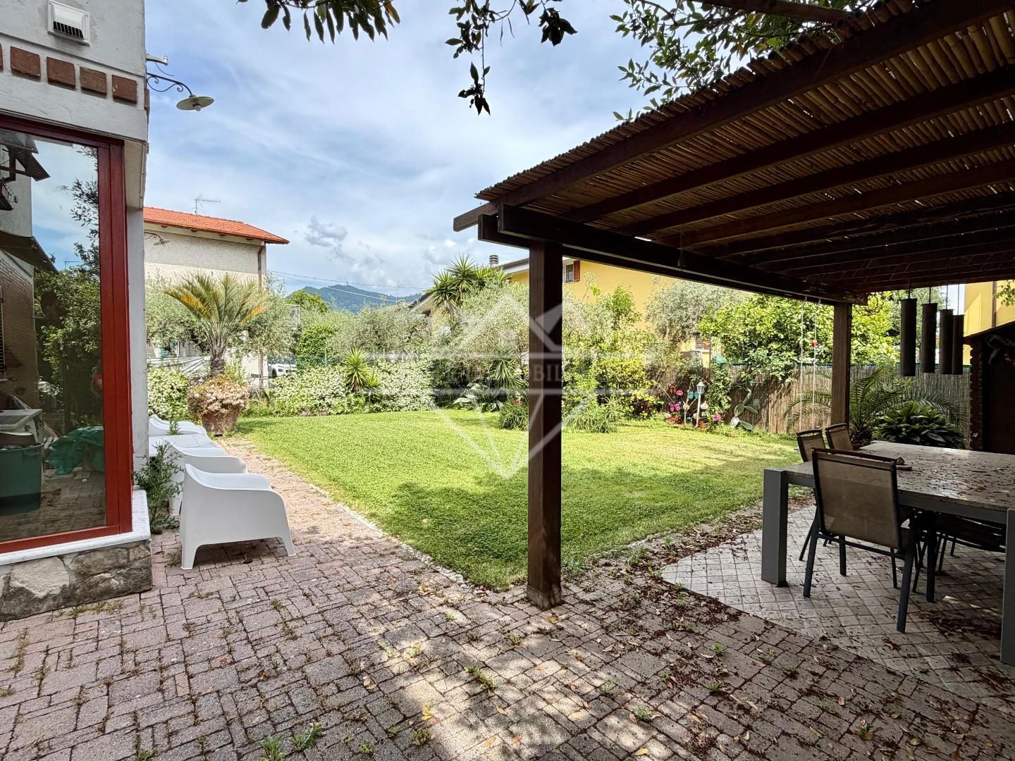 Villa Quadrifamiliari con giardino a Ortonovo