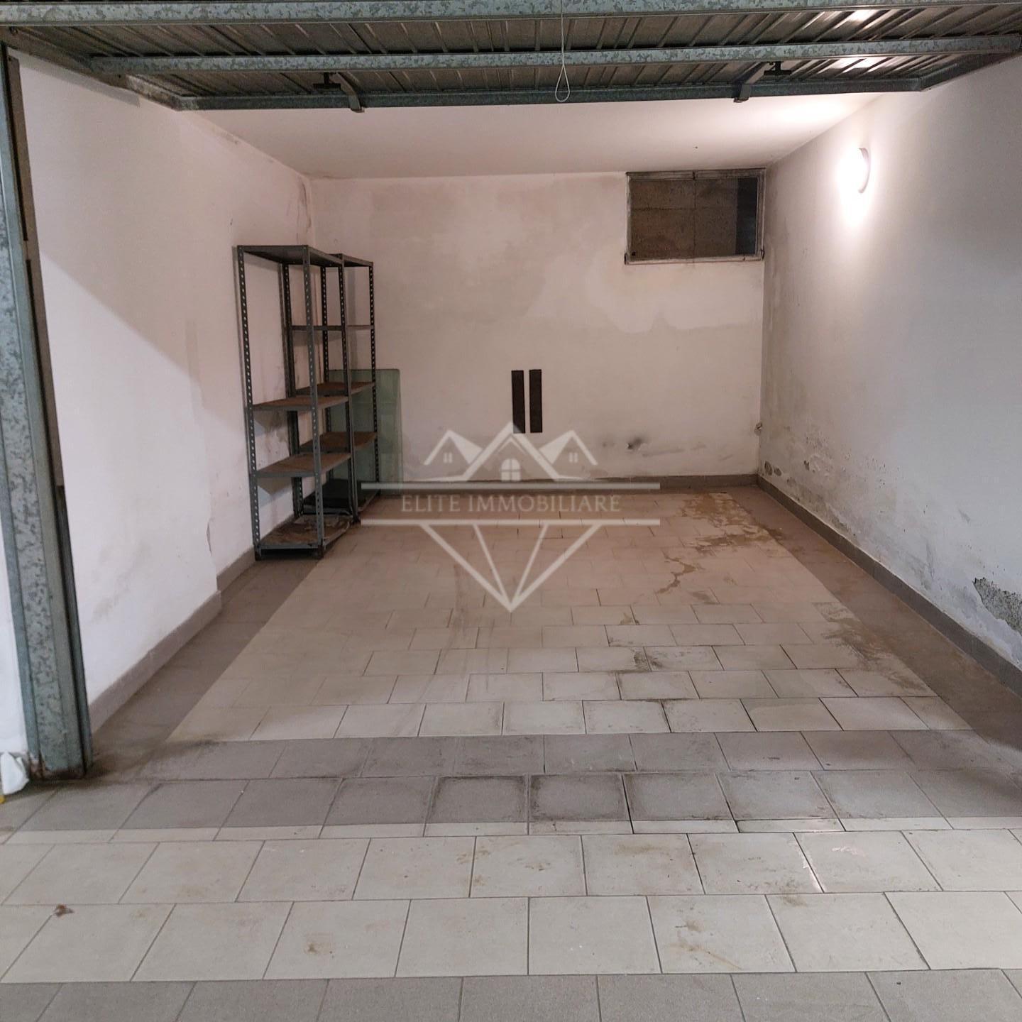 Box/Garage 17mq in affitto, Massa marina di