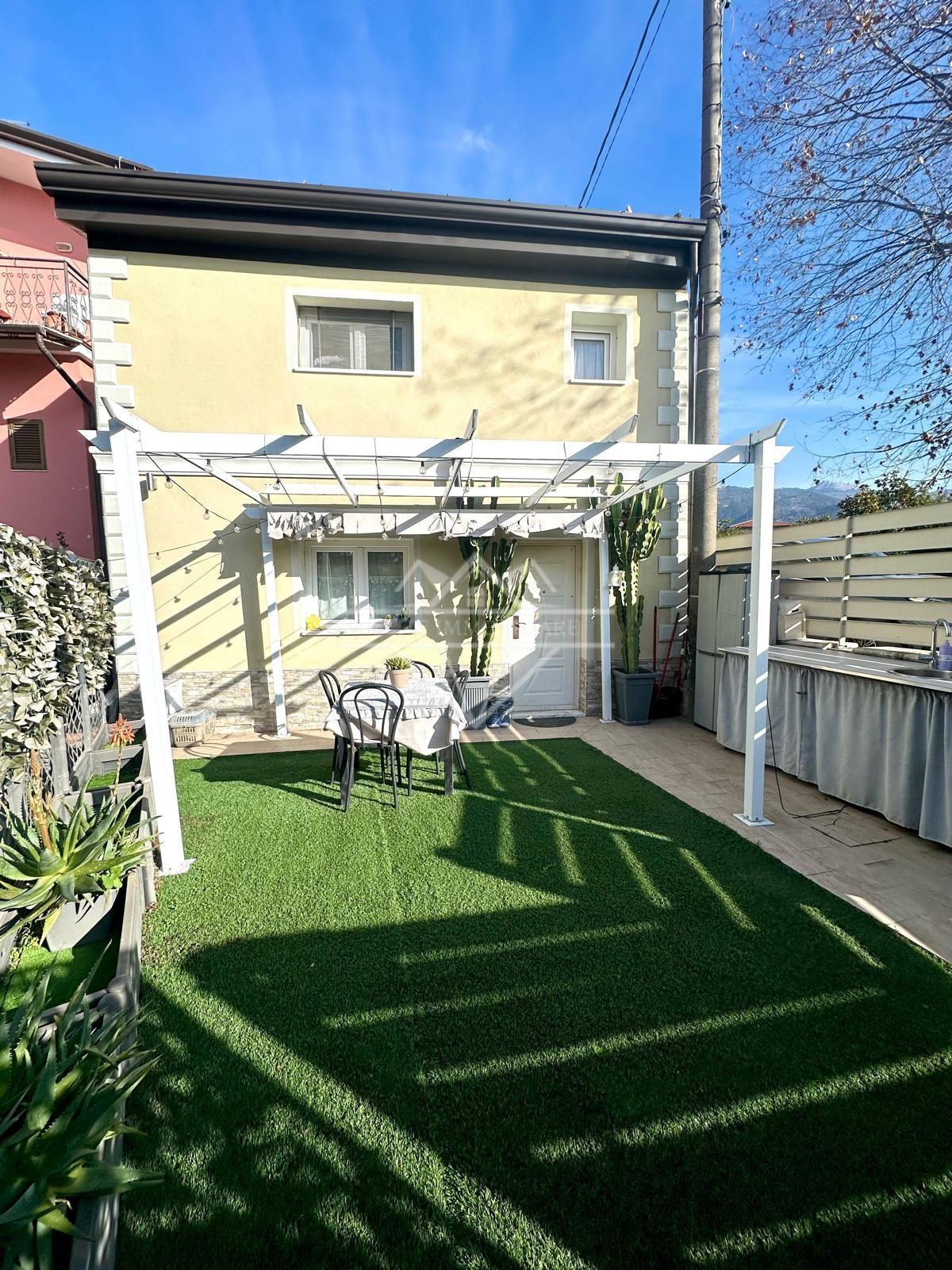 Casa indipendente con giardino a Massa