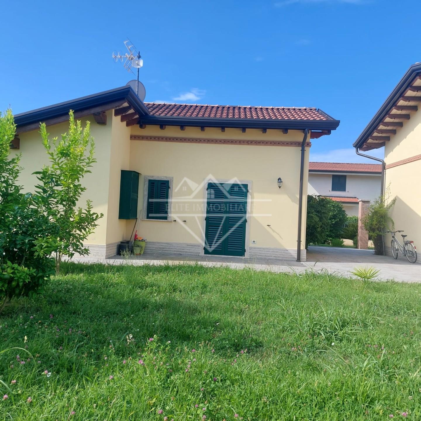 Casa indipendente con giardino, Massa marina di
