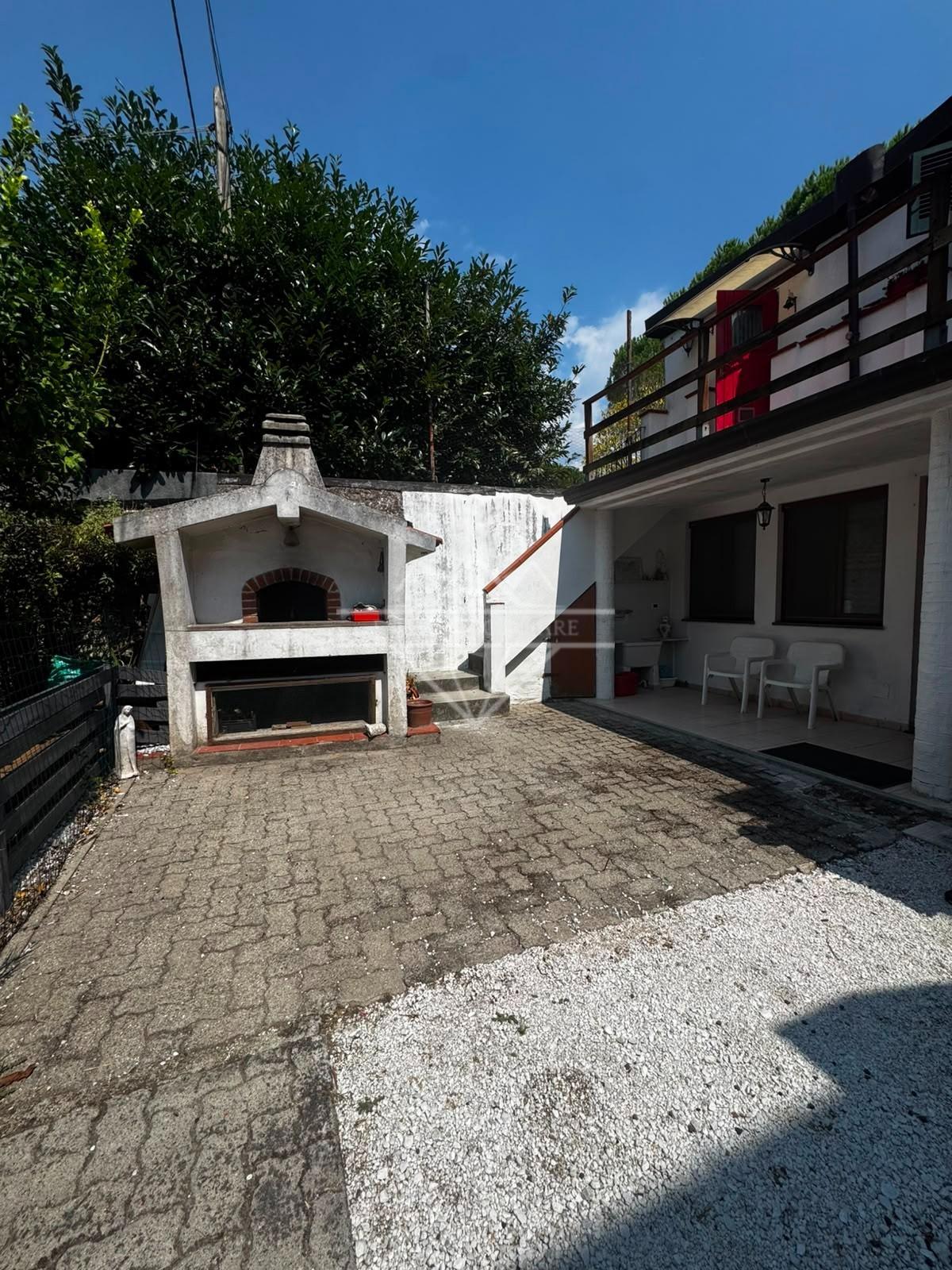 Villa Bifamiliare con terrazzo a Massa