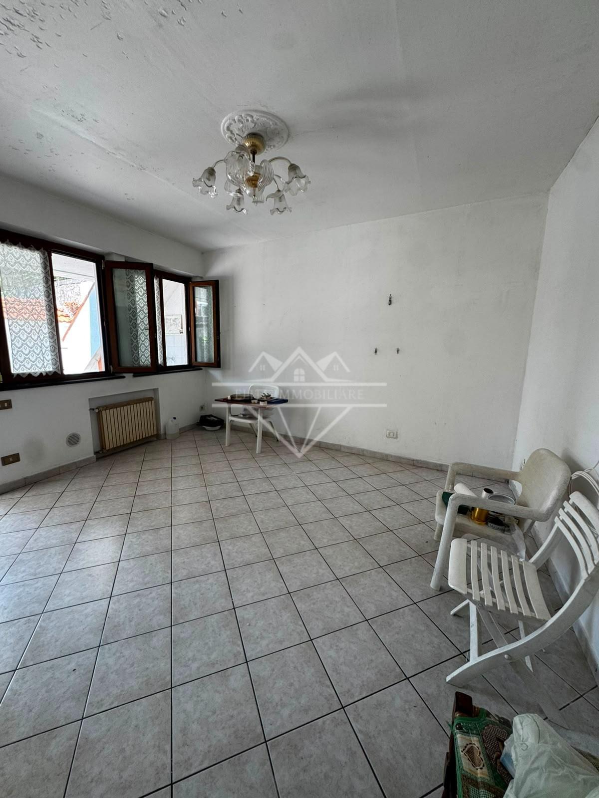 Villa Bifamiliare con terrazzo a Massa