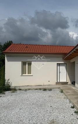 Villa Bifamiliare con giardino a Carrara