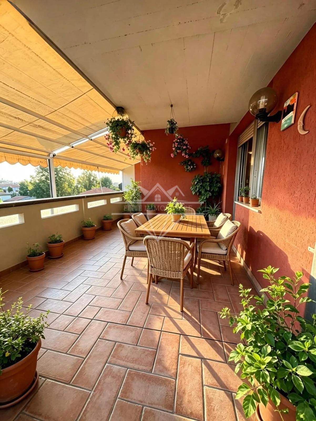 Attico con terrazzo, Carrara marina di