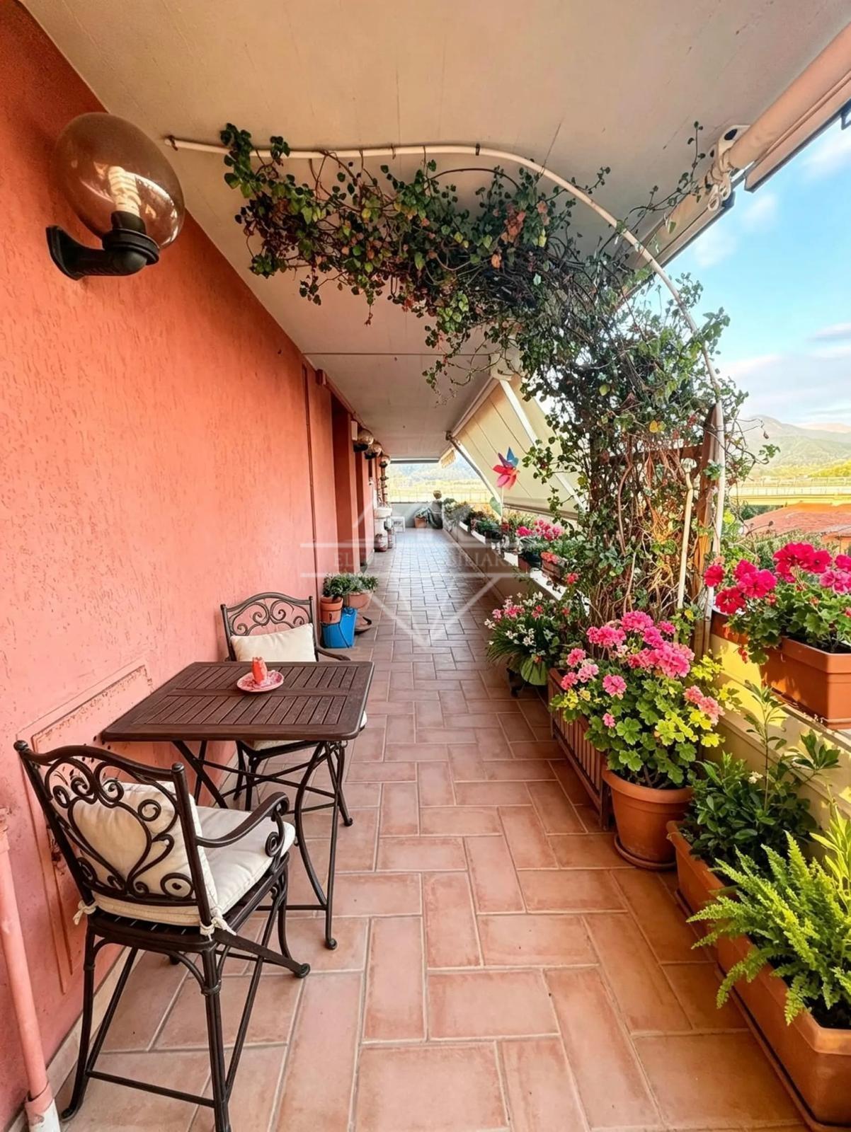 Attico con terrazzo, Carrara marina di