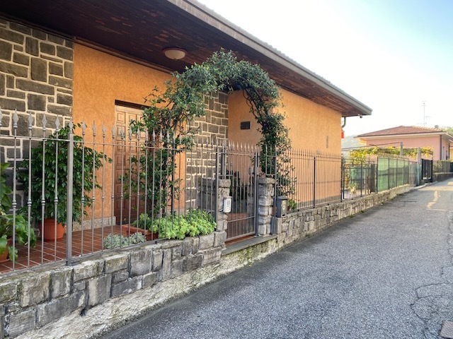 Villa con giardino in via g battaglia 7, San Fermo della Battaglia