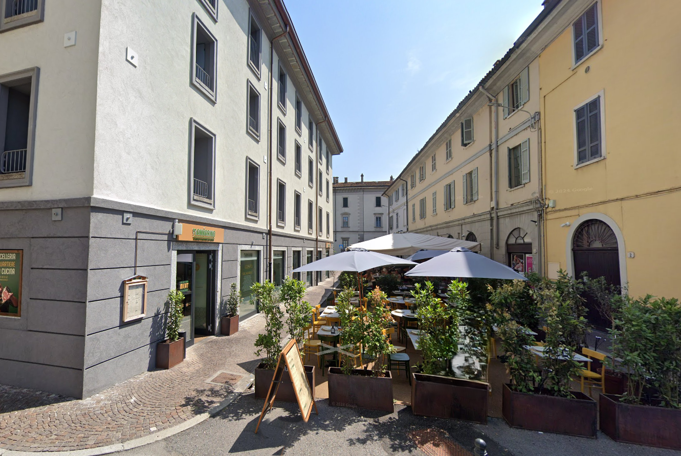 Locale commerciale ristrutturata in piazza giovanni amendola 11, Como