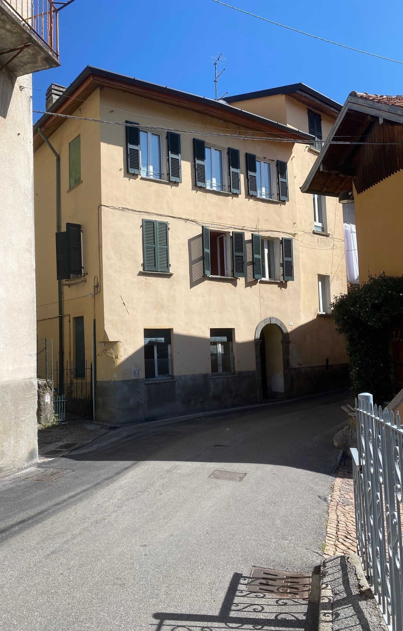 Trilocale da ristrutturare in via volta, Brunate