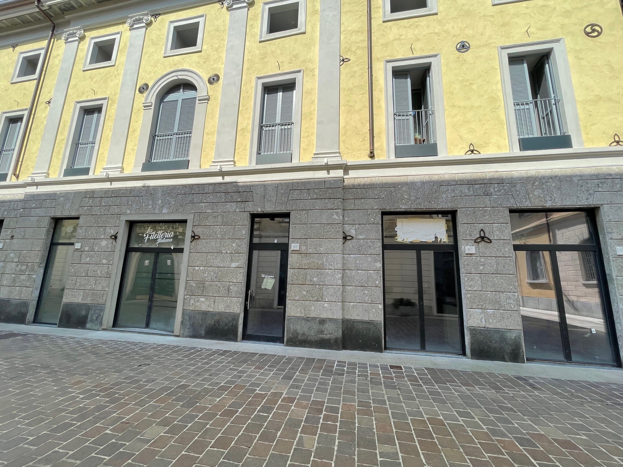 Locale commerciale ristrutturata in via armando diaz 87, Como