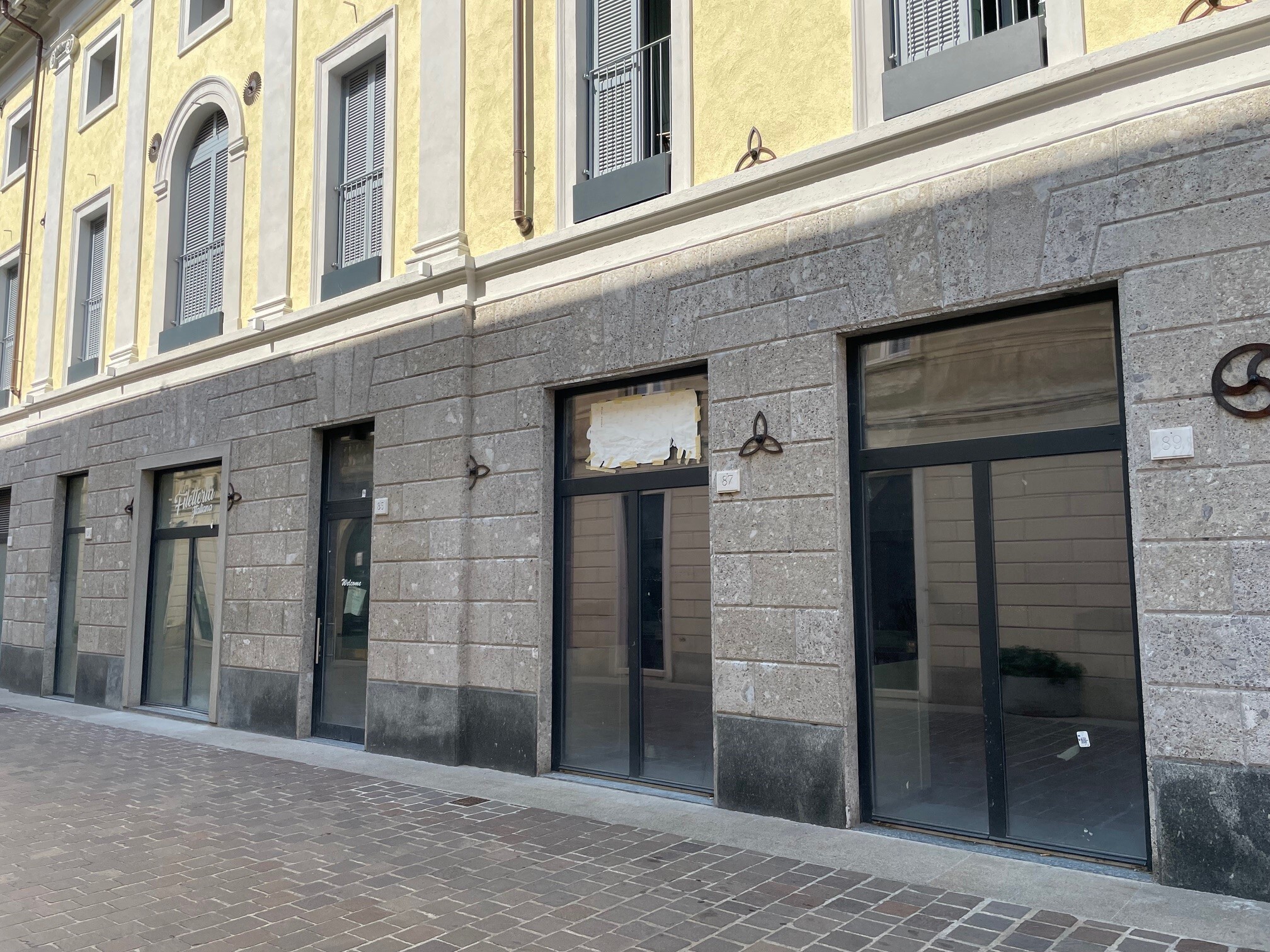 Locale commerciale ristrutturata in via armando diaz 87, Como
