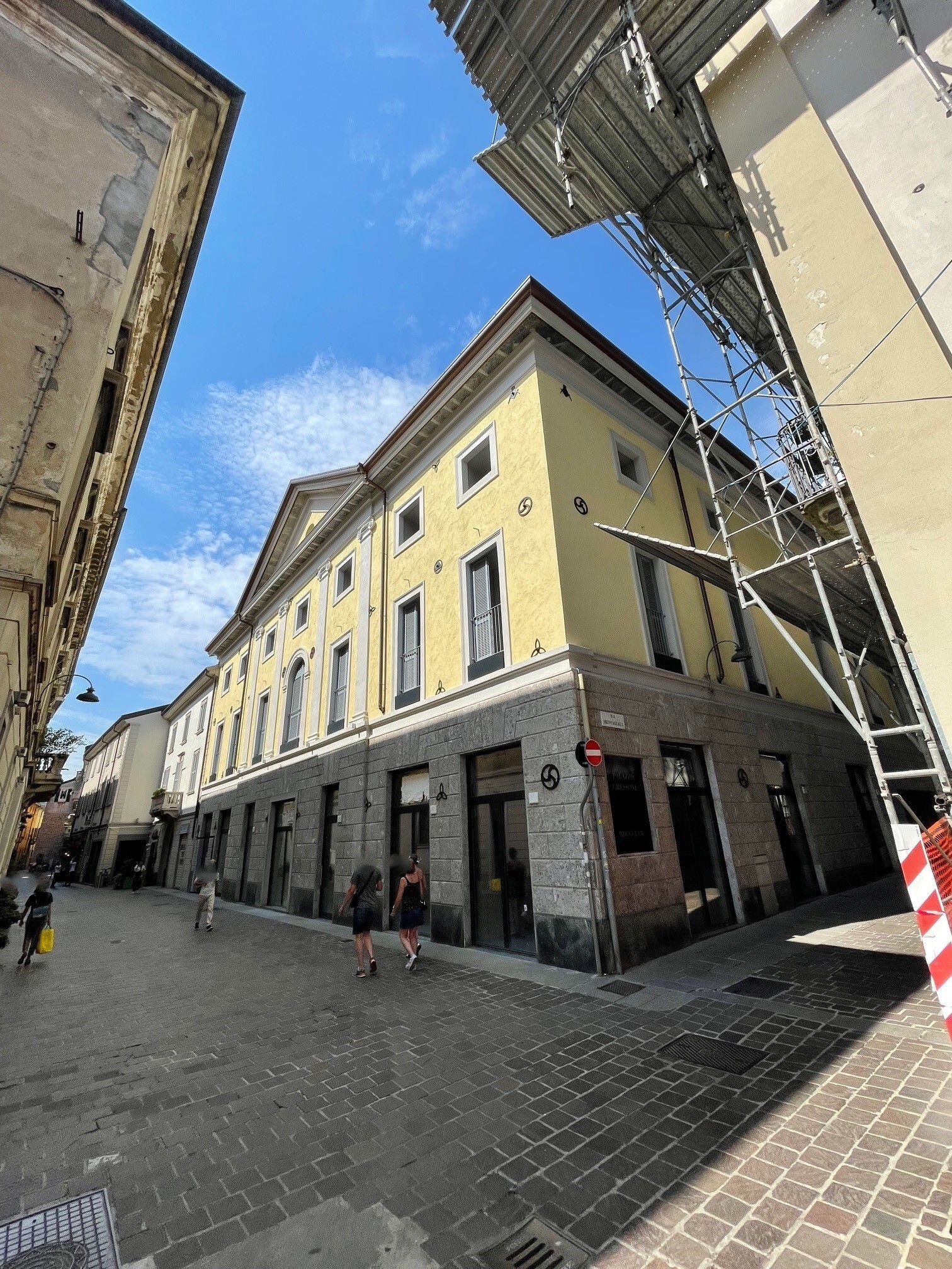 Locale commerciale ristrutturata in via armando diaz 87, Como