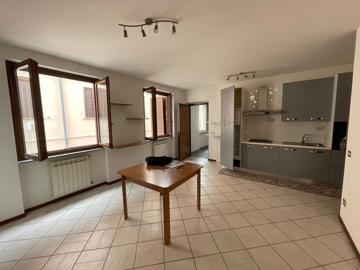 Bilocale con box in via volta 6, Limido Comasco