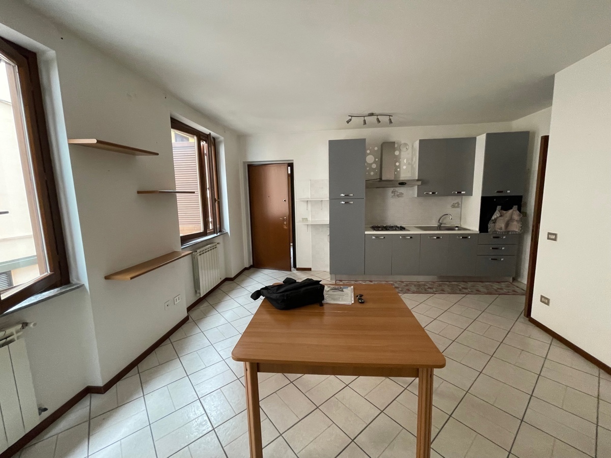 Bilocale con box in via volta 6, Limido Comasco