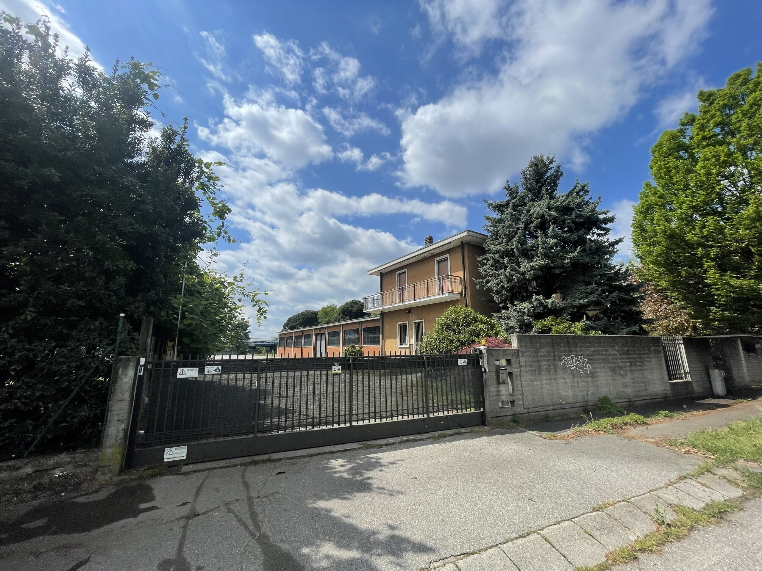 Capannone da ristrutturare in viale dell'unione europea 36, Gallarate
