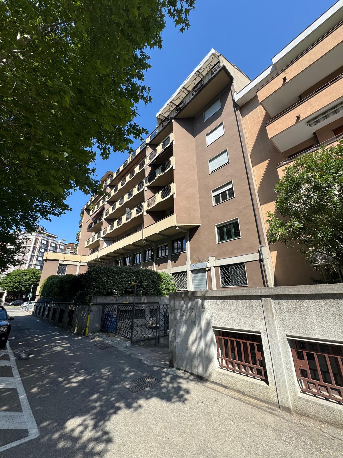 Bilocale con box in viale massenzio masia 79, Como